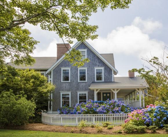 Summer is hydrangea season in Nantucket, Mass.. (Samira Bouaou/The Epoch Times)