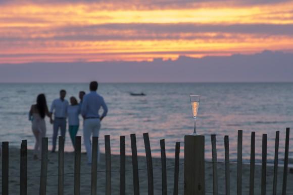 Champagne and sunset from Galley Beach. (Samira Bouaou/The Epoch Times)