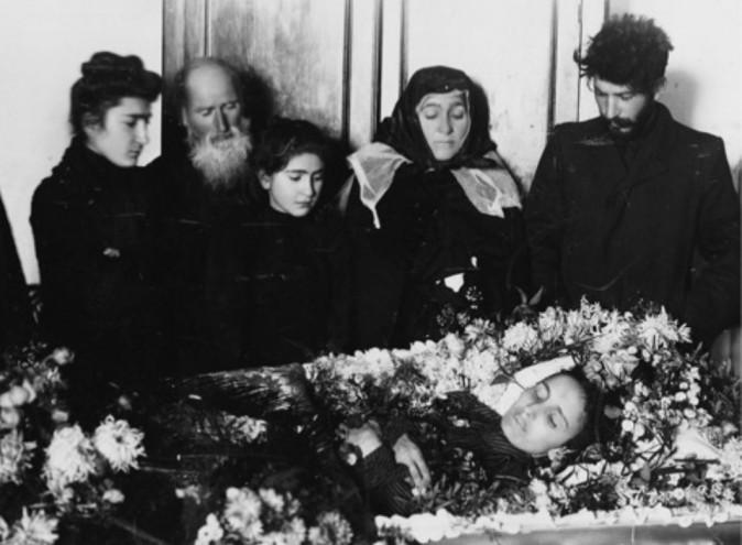 A distraught Stalin (right) at the funeral of his first wife Kato Svanidze. (Public Domain)