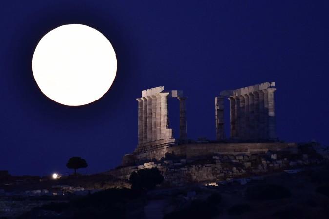 The full moon rises by the ancient temple of Poseidon (Neptun) at cape Sounio, some 65 km southeast of Athens, Greece, on July 9, 2017. (LOUISA GOULIAMAKI/AFP/Getty Images)