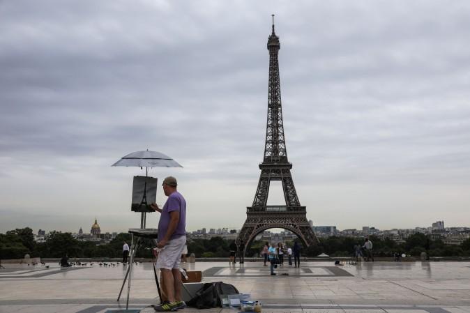 An artist paints the Eiffel Tower on the Trocadero Plaza in Paris on July 11, 2017. (LUDOVIC MARIN/AFP/Getty Images)