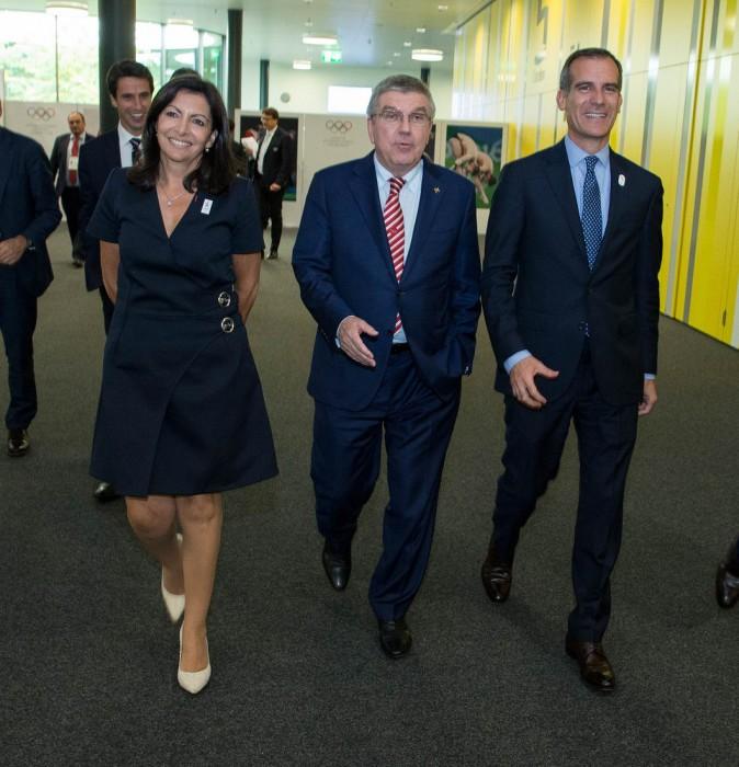 (L-R) Paris mayor Anne Hidalgo, International Olympic Committee (IOC) President, Thomas Bach, and mayor of Los Angeles Eric Garcetti, at the 130th IOC Session to determine the 2024 Olympic Games, in Lausanne, Switzerland July 11, 2017. (IOC)