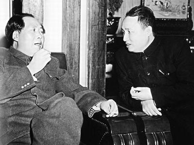 Journalist Fan Changjiang (R) meeting with CCP leader Mao Zedong in the 1930s.