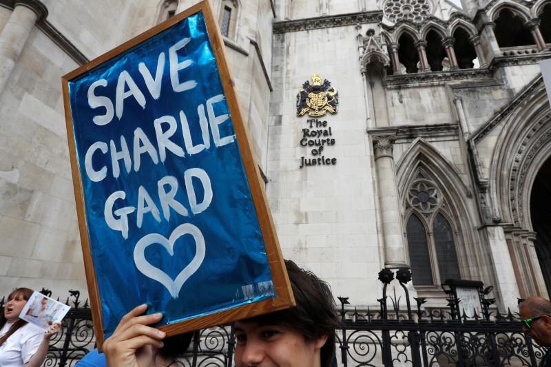 People campaign to show support for allowing Charlie Gard to travel to the United Stated to receive further treatment, outside the High Court in London, U.K. July 13, 2017. (REUTERS/Peter Nicholls)