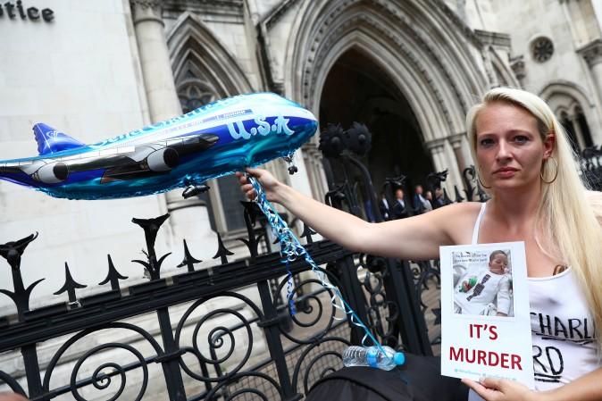 A campaigner holds a banner to show support for allowing Charlie Gard to travel to the United States to receive further treatment, outside the High Court in London, Britain, July 10, 2017. (REUTERS/Neil Hall)