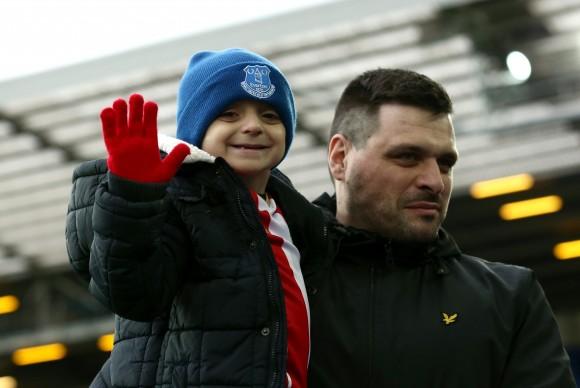 Bradley Lowery (L) with his Dad Carl waves prior to the Premier League match between Everton and Sunderland at Goodison Park on February 25, 2017 in Liverpool, England. (Photo by Jan Kruger/Getty Images)