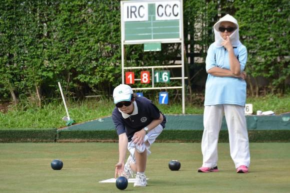 FOCUS – Shirley Ko (Standing at the back) of Indian Recreation Club considering her options for her last bowl while her opponent Angel So is delivering her second. Ko was leading on the board by two shots but down three on the green. She decided to go heavy but narrowly missed. The Craigengower Cricket Club team won the game by a single shot. (Stephanie Worth)