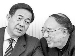 Former Chongqing mayor Huang Qifan (R) with disgraced Chongqing Communist Party secretary Bo Xilai, sometime before the downfall of the latter. (creaders.net)