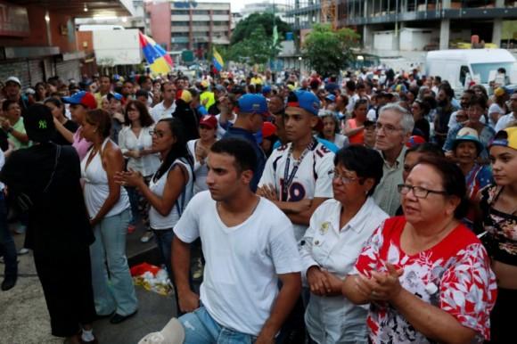 Opposition supporters wait near a polling station for results of an unofficial plebiscite against President Nicolas Maduro's government and his plan to rewrite the constitution, in Caracas, Venezuela July 16, 2017. (Reuters/Marco Bello)