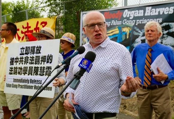 Alex Neve, secretary general of Amnesty International Canada, speaks at a really across from the Chinese embassy in Ottawa on July 19 to call for an end to the persecution of Falun Gong ordered by the Chinese regime 18 years ago on July 20, 1999. On the right is former MP and secretary of state David Kilgour, who also spoke at the event. (The Epoch Times)