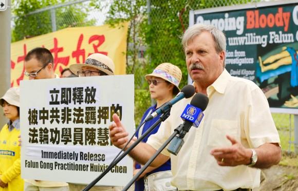 MPP Jack MacLaren speaks at a really across from the Chinese embassy in Ottawa on July 19 to call for an end to the persecution of Falun Gong ordered by the Chinese regime 18 years ago on July 20, 1999. (The Epoch Times)