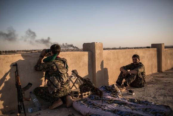 Kurdish fighters are pictured during clashes with fighters from the Islamic State group on the outskirts of Syrian city of Hasakeh on June 30, 2015. (UYGAR ONDER SIMSEK/AFP/Getty Images)