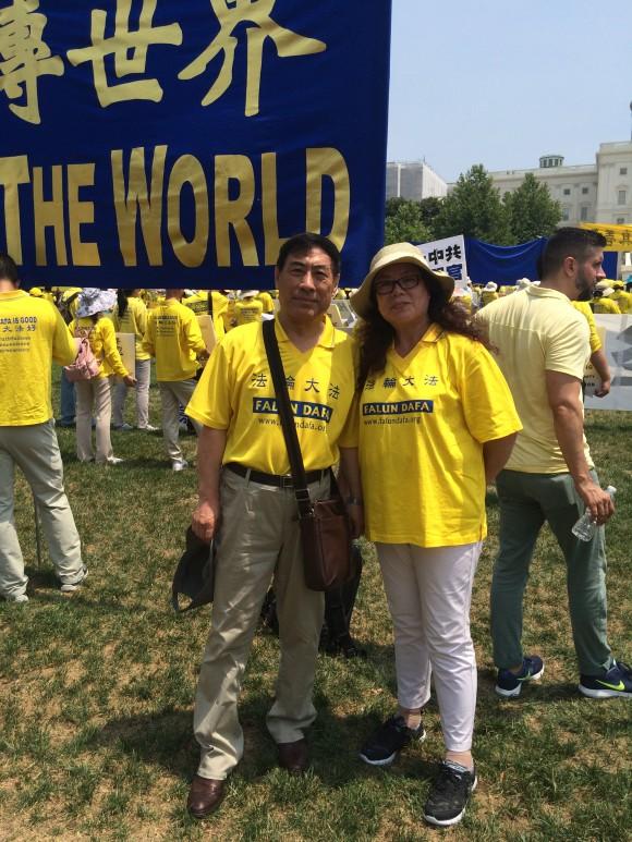 (L-R) You Zhaohe, a former philosophy professor, and his wife Wang Lurui participate in a Falun Gong parade in Washington D.C on July 20, 2017. (Irene Luo/The Epoch Times)