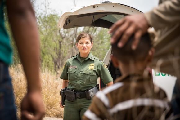 Marlene Castro, supervisory Border Patrol agent, speaks to a group of illegal aliens who just crossed the Rio Grande from Mexico into the United States in Hidalgo County, Texas, on May 26, 2017. (Benjamin Chasteen/The Epoch Times)