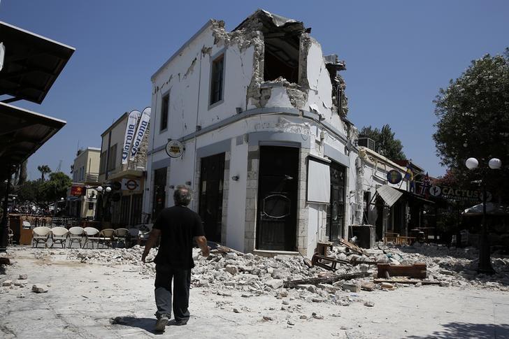 A man stands in front of a damaged building following an earthquake off the island of Kos, Greece on July 21, 2017. (REUTERS/Costas Baltas)