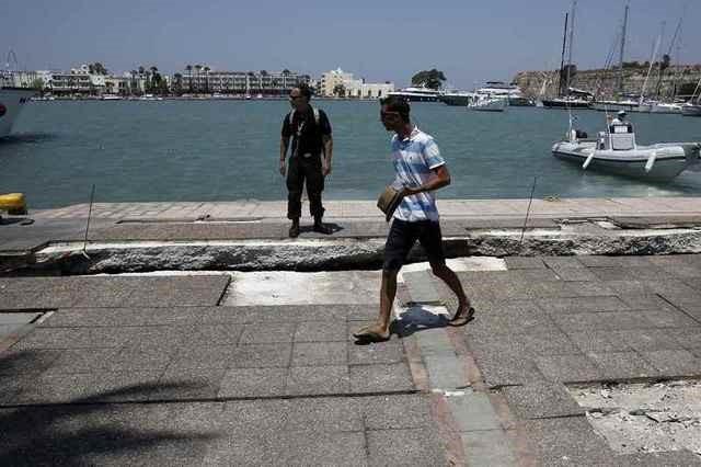 People look at part of the damaged pier of the port of Kos, following an earthquake off the island of Kos, Greece July 21, 2017. REUTERS/Costas Baltas