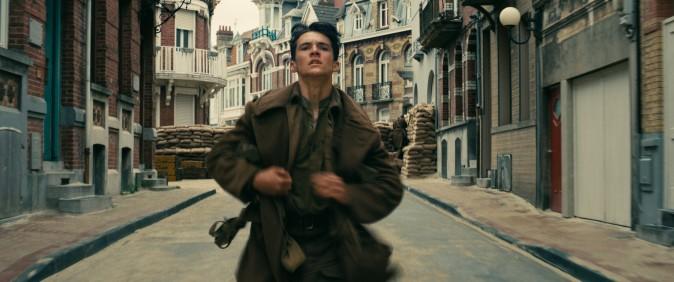  Tommy (Fionn Whitehead) running for his life in "Dunkirk." (Melinda Sue Gordon/Warner Bros. Entertainment Inc.)