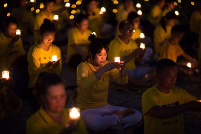 Falun Gong practitioners hold a candlelight vigil at the Lincoln Memorial in Washington on July 20, 2017, to honor the lives lost since the Chinese regime launched the persecution eighteen years ago. (Benjamin Chasteen/The Epoch Times)
