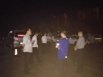 Over 100 policemen came to the hospital in the early morning of July 13 to take the body of Falun Gong practitioner Yang Yuyong against the wishes of his family. They formed a human wall to the entrance of the hospital. (Minghui.org)