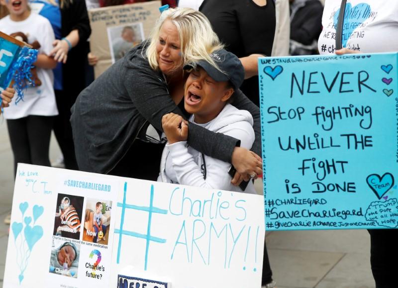 Supporters of Charlie Gard's parents react outside the High Court during a hearing on the baby's future, in London, Britain on July 24, 2017. (REUTERS/Peter Nicholls)