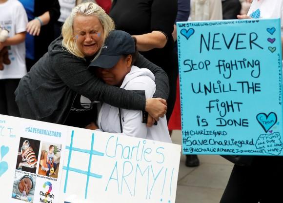 Supporters of Charlie Gard's parents react outside the High Court during a hearing on the baby's future, in London, Britain. (Reuters/Peter Nicholls)