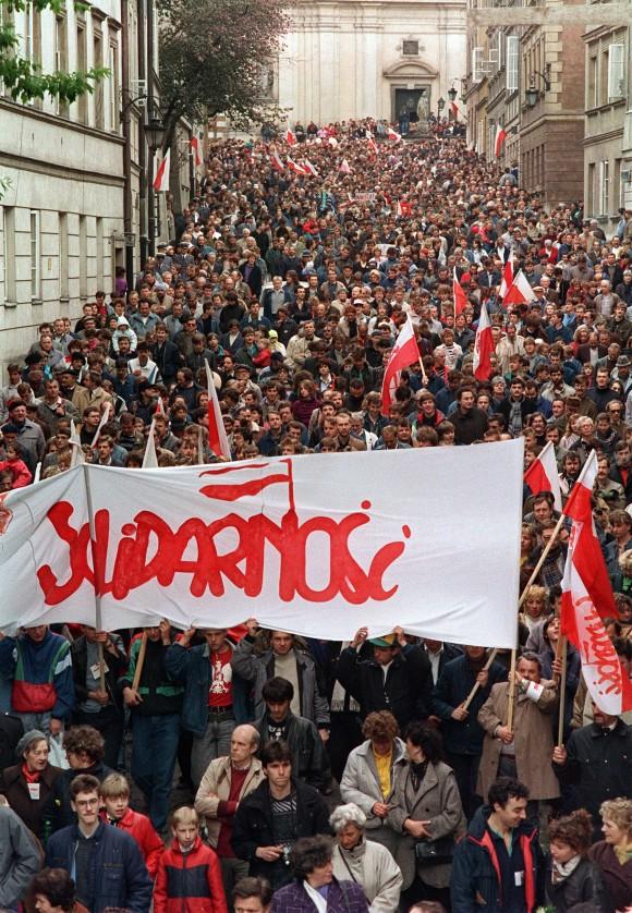 Hundreds of people demonstrate in the streets of Warsaw during a May Day rally organised by Trade Union Solidarity on May 01, 1989. (DRUSZCZ WOJTEIC/AFP/Getty Images)