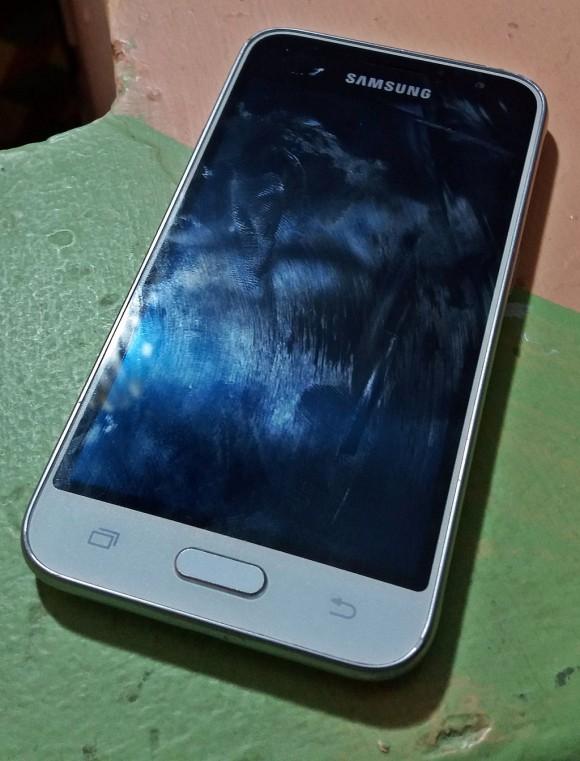 Samsung Galaxy J1 phone. (By JulianVilla26 [CC BY-SA 4.0 (http://creativecommons.org/licenses/by-sa/4.0)], via Wikimedia Commons)