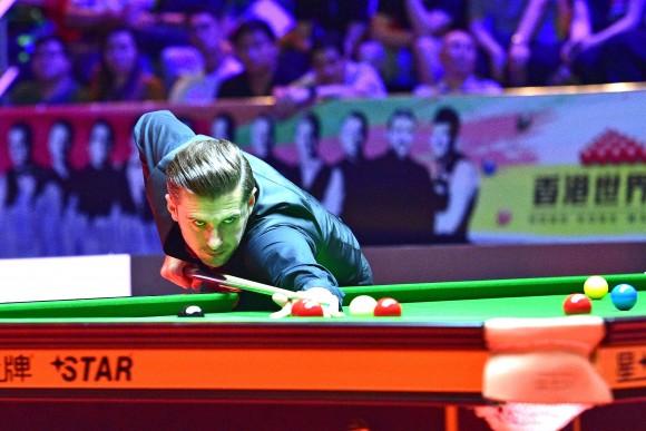 Mark Selby in action against Neil Robertson in the quarter final of the Hong Kong Masters 2017, on Friday July 21. (Bill Cox/Epoch Times)