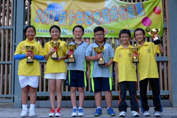 Winner Argus Yiu (third from left) and Jason Wong (fourth from left) and other winners of the 8-11 years old group at the U25 Age Group Lawn Bowls Competition proudly display their trophies. (Stephanie Worth)