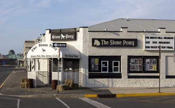 The Stone Pony has been a mainstay of Asbury Park's music scene. It has acted as a launch pad for many American music legends, including Bruce Springsteen and Jon Bon Jovi. (Acroterion/Public domain)