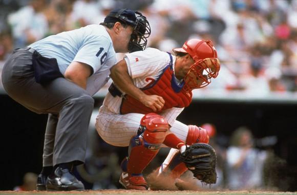 Catcher Darren Daulton of the Philadelphia Phillies digs out a low pitch during the MLB game on May 24, 1992 in Philadelphia, Pennsylvania. (Jeff Hixon/Getty Images)