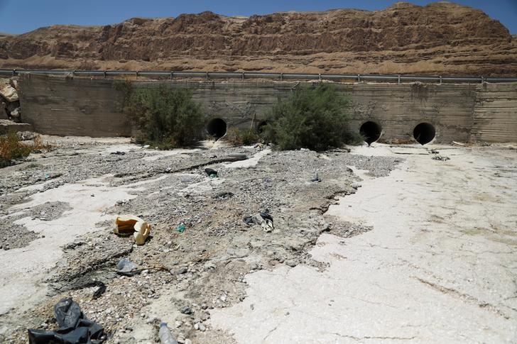 Sewage is seen in the estuary of the Kidron Valley close to where it leads into the Dead Sea in the West Bank August 2, 2017. (REUTERS/Ammar Awad)