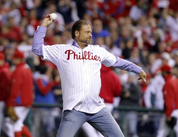 Former Philadelphia Phillies catcher Darren Daulton throws out the ceremonial first pitch for Game 6 of the Major League Baseball NLCS playoff series against the San Francisco Giants in Philadelphia, October 23, 2010. (REUTERS/Brian Snyder)
