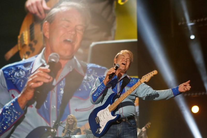 American country music artist Glen Campbell performs during the Country Music Association (CMA) Music Festival in Nashville, Tennessee June 7, 2012. (REUTERS/Harrison McClary(