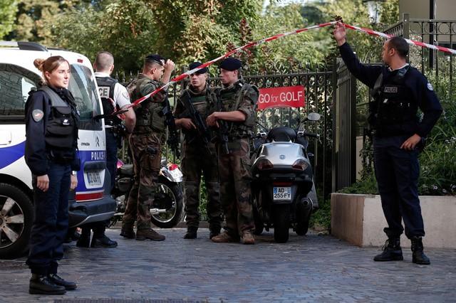 Police and soldiers secure the scene where French soliders were hit and injured by a vehicle in the western Paris suburb of Levallois-Perret, France, August 9, 2017. (REUTERS/Benoit Tessier)