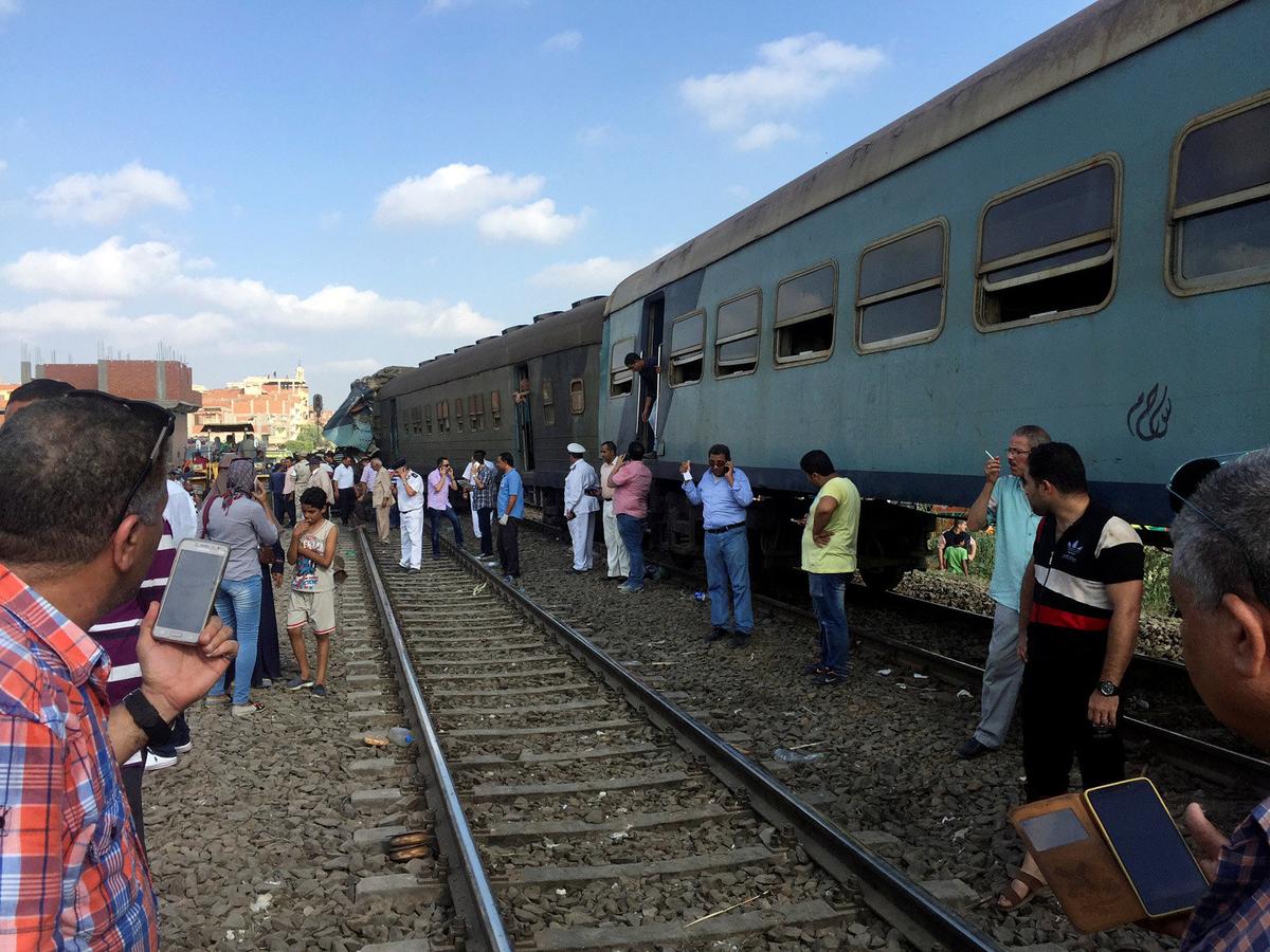 Egyptians look at the crash of two trains that collided near the Khorshid station in Egypt's coastal city of Alexandria, Egypt on Aug. 11, 2017. (REUTERS/Osama Nageb)