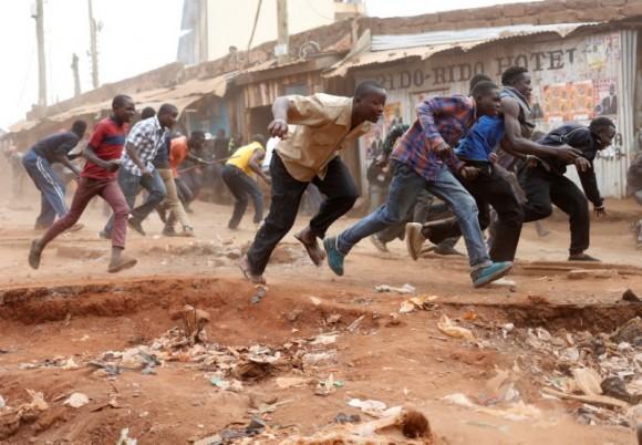 Supporters of opposition leader Raila Odinga run away from police during clashes in Kibera slum in Nairobi, Kenya, August 12, 2017. (Reuters/Goran Tomasevic)