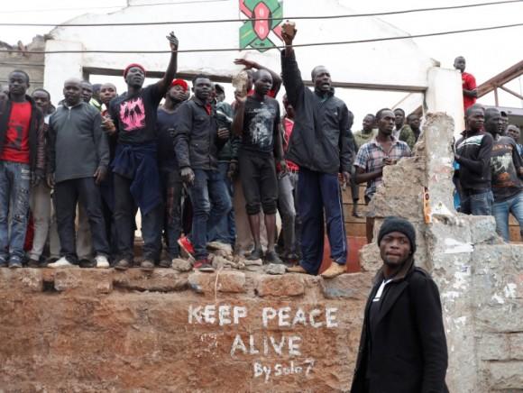 Supporters of opposition leader Raila Odinga shout during clashes in Kibera slum in Nairobi, Kenya, August 12, 2017. (Reuters/Goran Tomasevic)