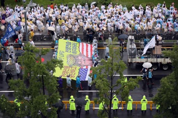 People march during a rally calling for peace on the peninsula in central Seoul, South Korea, August 15, 2017. (Park Dong-ju/Yonhap via Reuters)