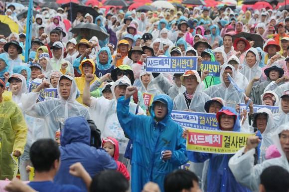 People chant slogans during a rally calling for peace on the peninsula in central Seoul, South Korea, August 15, 2017. (Park Dong-ju/Yonhap via Reuters)