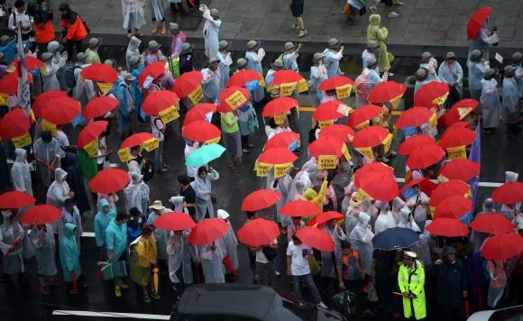 People march during a rally calling for peace on the peninsula in central Seoul, South Korea, August 15, 2017. (Park Dong-ju/Yonhap via Reuters)