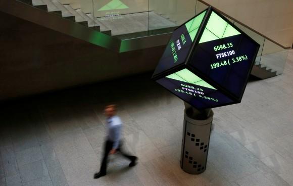 File photo: A man walks through the lobby of the London Stock Exchange in London, Britain August 25, 2015. (Reuters/Suzanne Plunkett/File Photo)