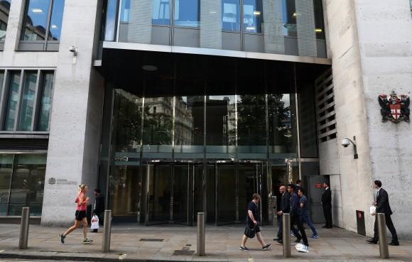 Pedestrians pass the London Stock Exchange in London, Britain August 15, 2017. (Reuters/Neil Hall)