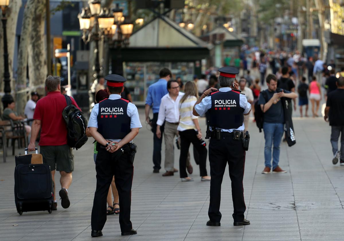 Catalan Mossos d'esquadra officers patrol at Las Ramblas street where a van crashed into pedestrians in Barcelona, Spain August 18, 2017. (REUTERS/Sergio Perez)