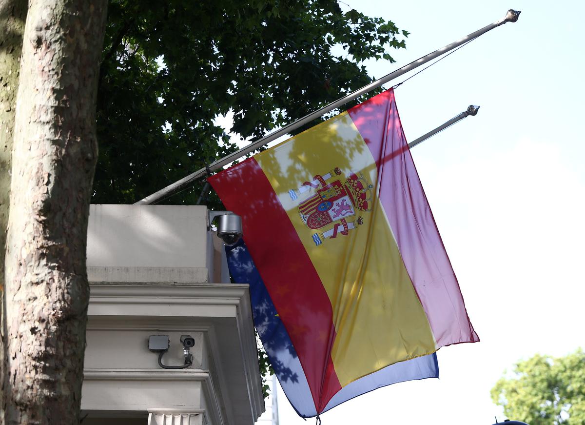 Flags fly at half mast at the Spanish Embassy, a day after a van in Las Ramblas in Barcelona crashed into pedestrians, in London, Britain August 18, 2017. (REUTERS/Neil Hall)