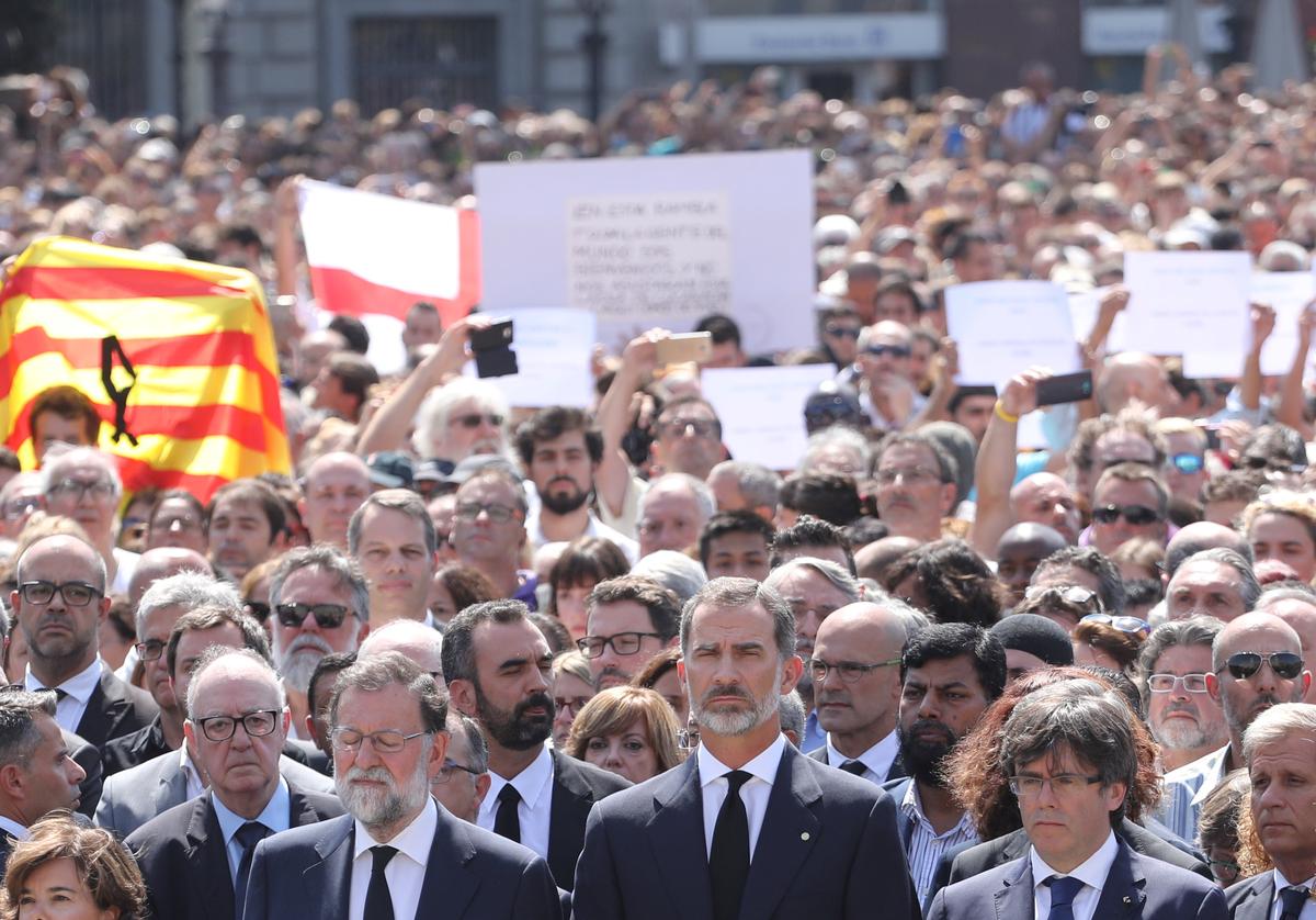 REFILE - CORRECTING GRAMMAR King Felipe of Spain stands between Prime Minister Mariano Rajoy and President of the Generalitat of Catalonia Carles Puigdemont as they observe a minute of silence in Placa de Catalunya, a day after a van crashed into pedestrians at Las Ramblas in Barcelona, Spain August 18, 2017. (REUTERS/Sergio Perez)