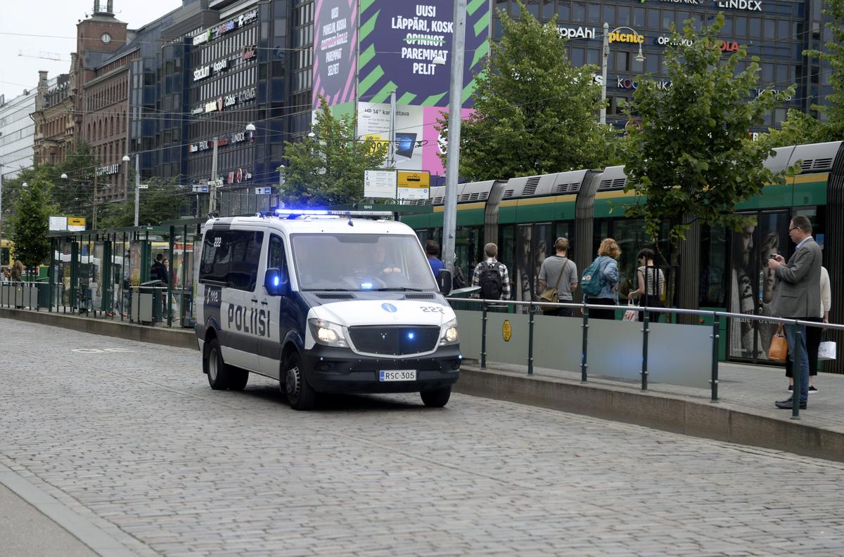 Finnish police patrol the streets, after stabbings in Turku, in Central Helsinki, Finland August 18, 2017. (LEHTIKUVA/Linda Manner via REUTERS)