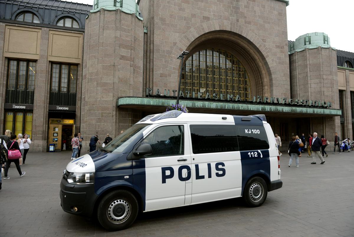 Finnish police patrol in front of the Central Railway Station, after stabbings in Turku, in Central Helsinki, Finland August 18, 2017. (LEHTIKUVA/Linda Manner via REUTERS)