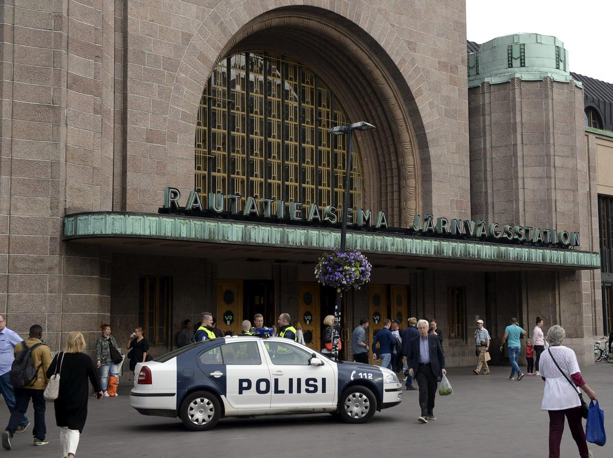 Finnish police patrol in front of the Central Railway Station, after stabbings in Turku, in Helsinki, Finland August 18, 2017. (LEHTIKUVA/Linda Manner via REUTERS)