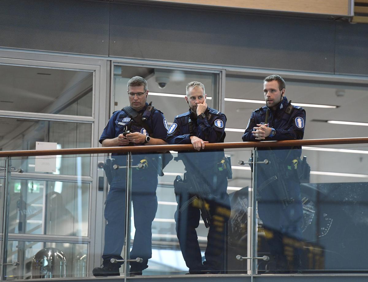 Armed Finnish policemen on guard at the Helsinki airport, after stabbings in Turku, in Vantaa, Finland on August 18, 2017. (LEHTIKUVA/Vesa Moilanen via REUTERS)